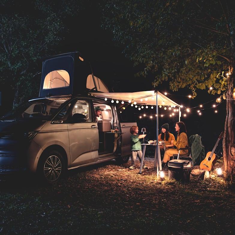 Volkswagen California met luifel en lichtjes